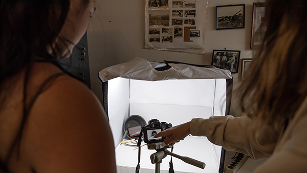 Students photographing a musuem artifact to create a VR version