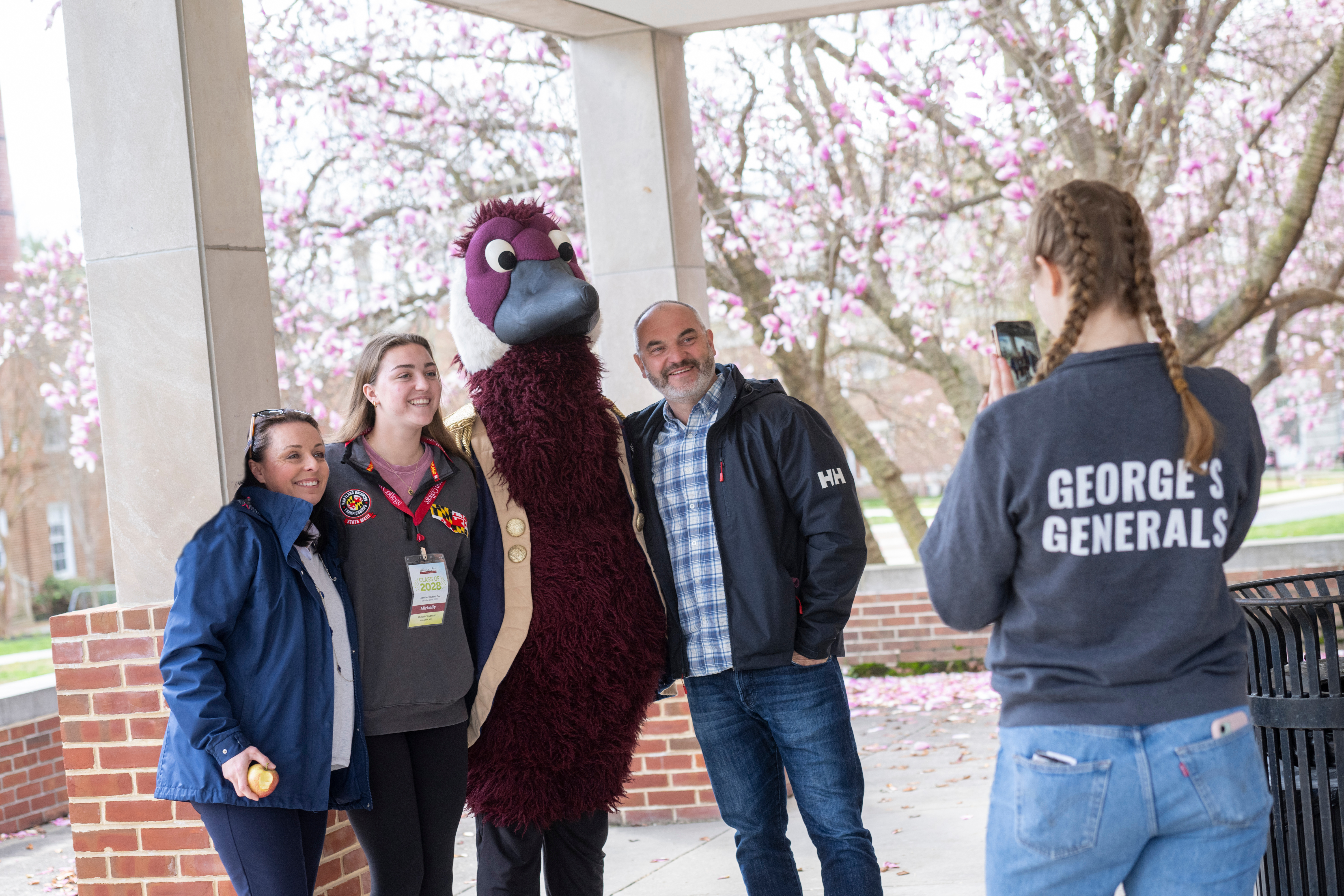 Admitted student posing with Gus for a photo