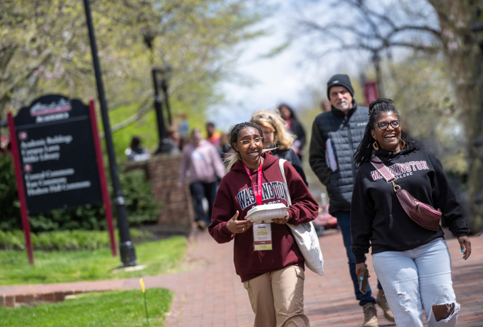 Student and parent walking Washington College