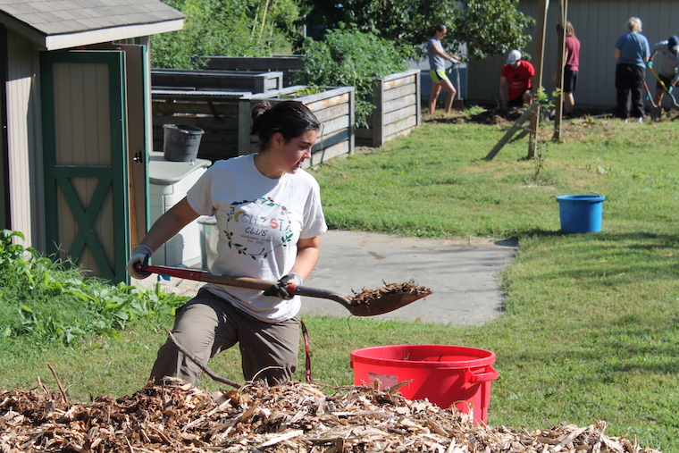 /live/news/_images/campusgardencleanup1.jpg